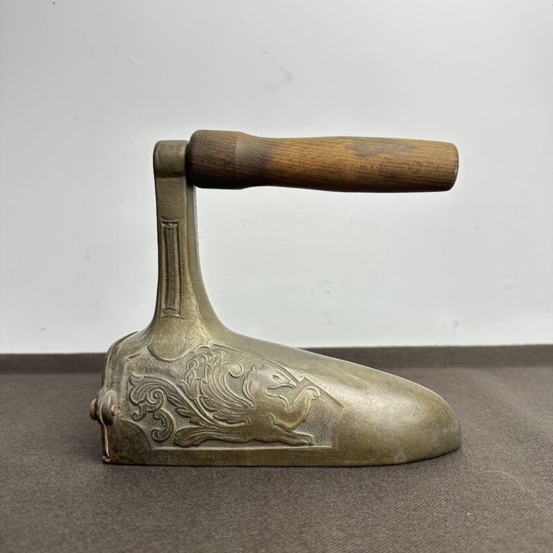 Ancien fer à repasser en laiton