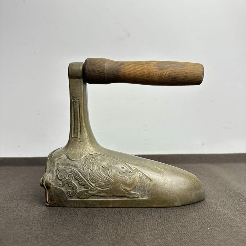 Ancien fer à repasser en laiton