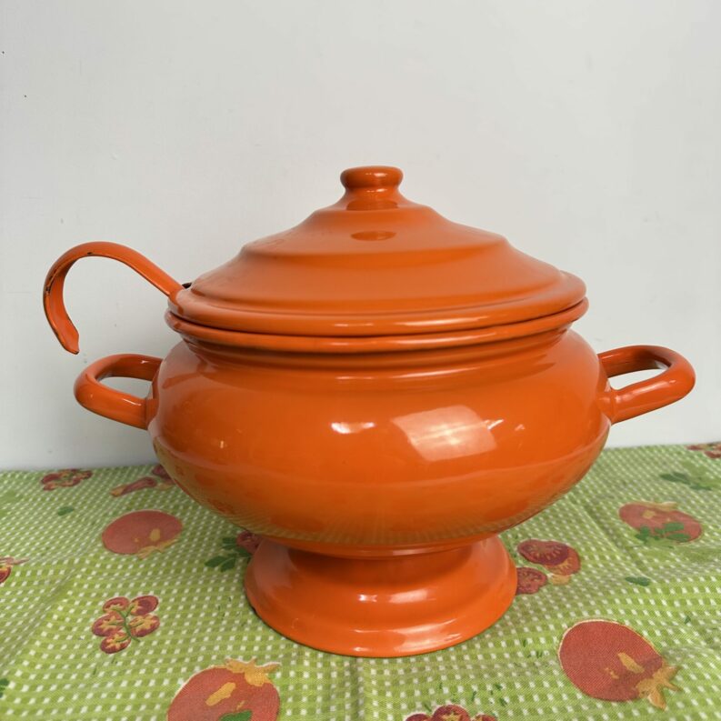 Soupière émaillée orange vintage