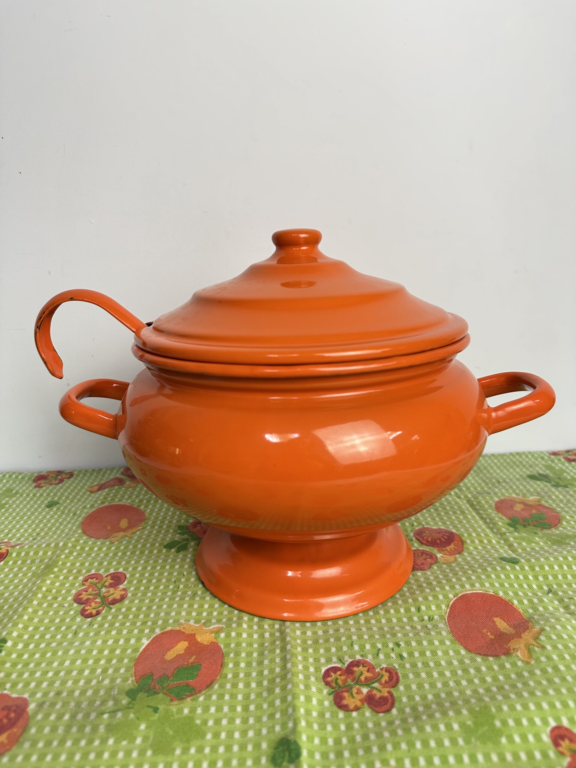 Soupière émaillée orange vintage