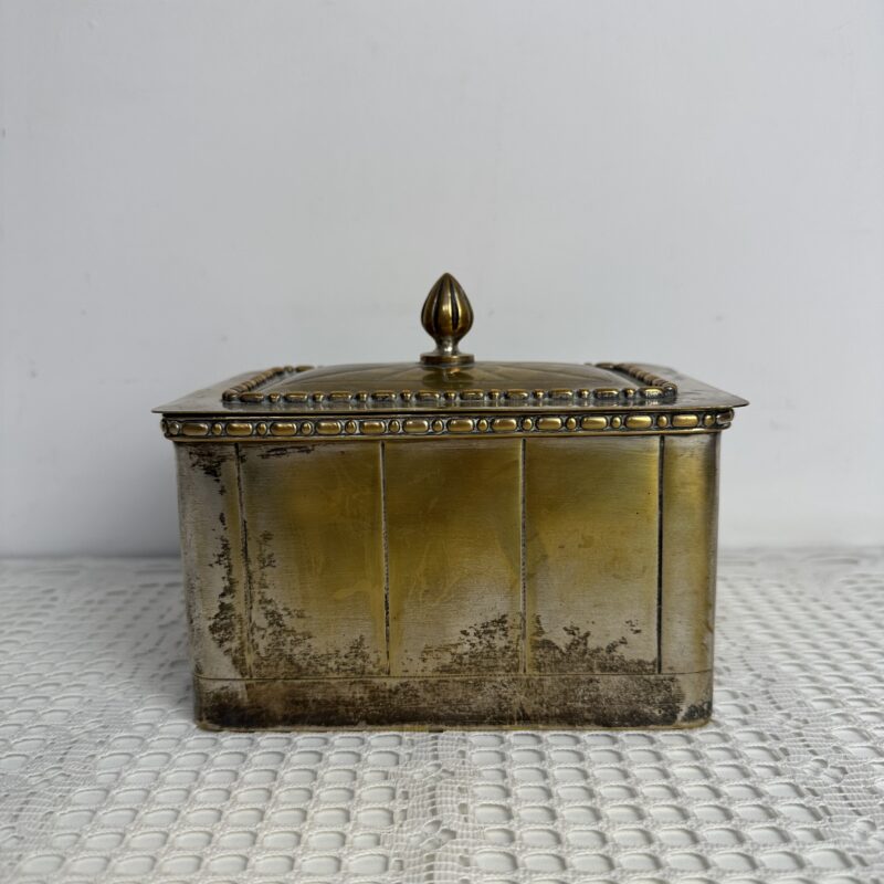 Ancienne boîte en métal argenté