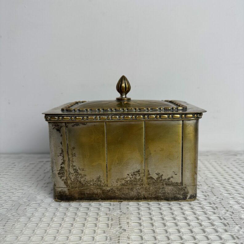 Ancienne boîte en métal argenté