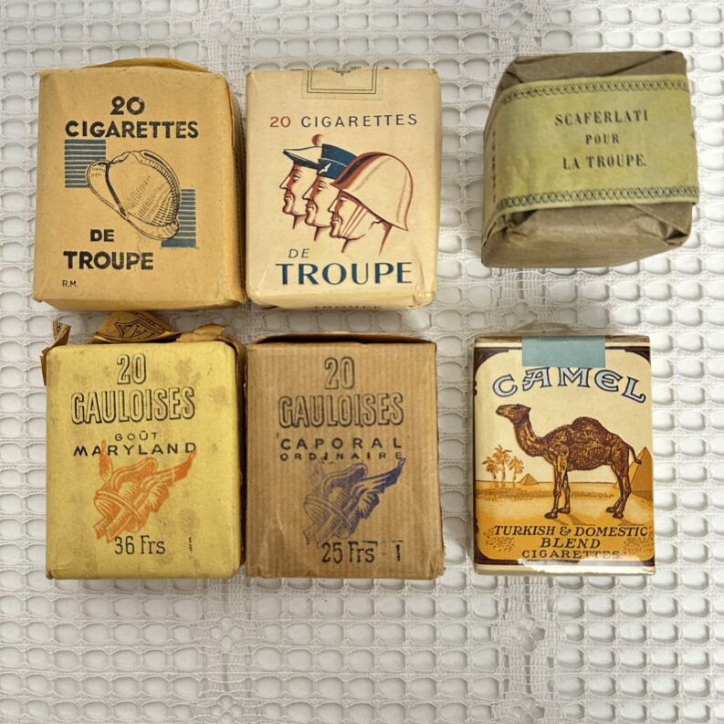Lot d’anciens paquets de cigarettes