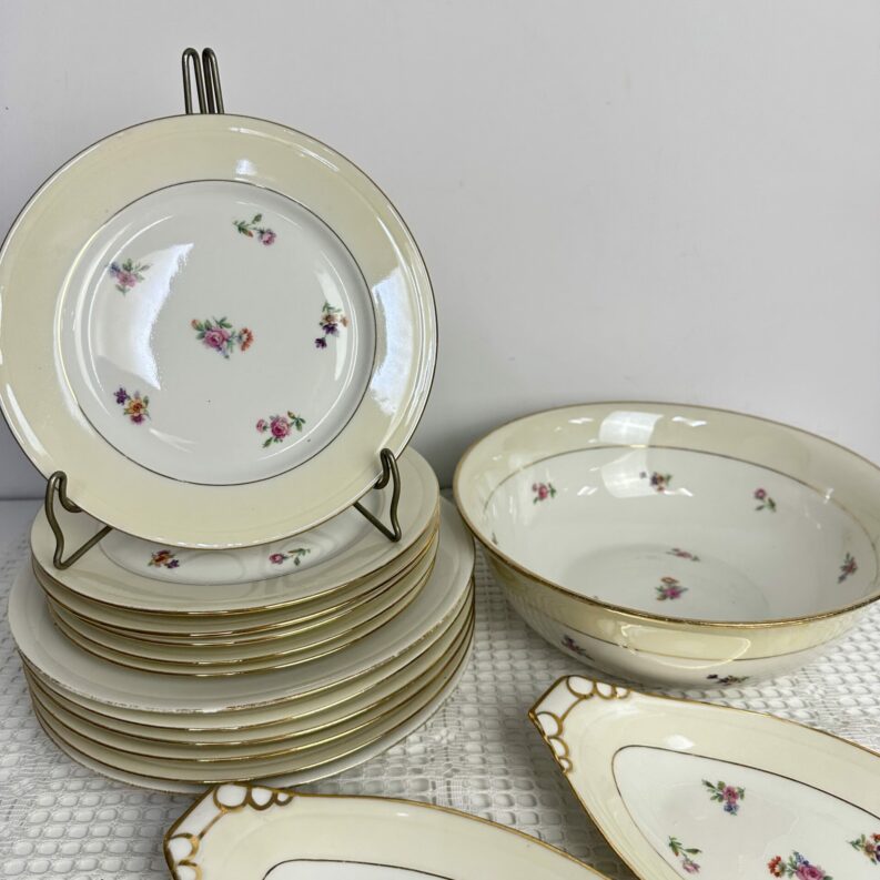 Service en porcelaine de Limoges 13 pièces