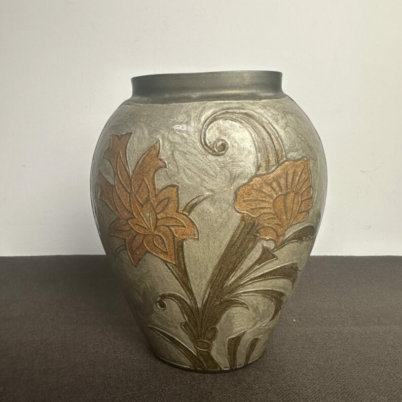 Petit vase ancien en laiton