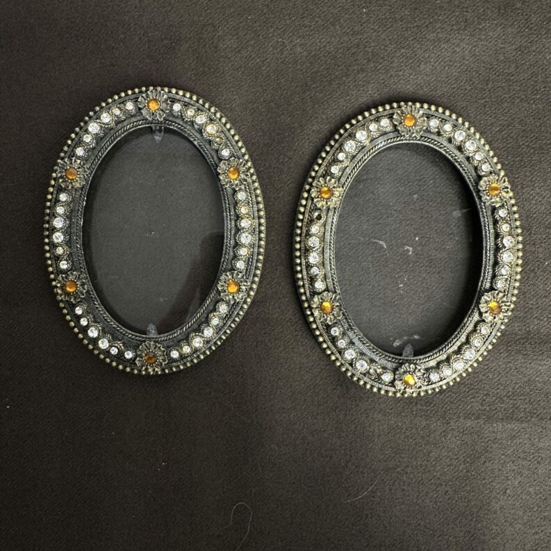 Duo de petits cadres anciens en métal