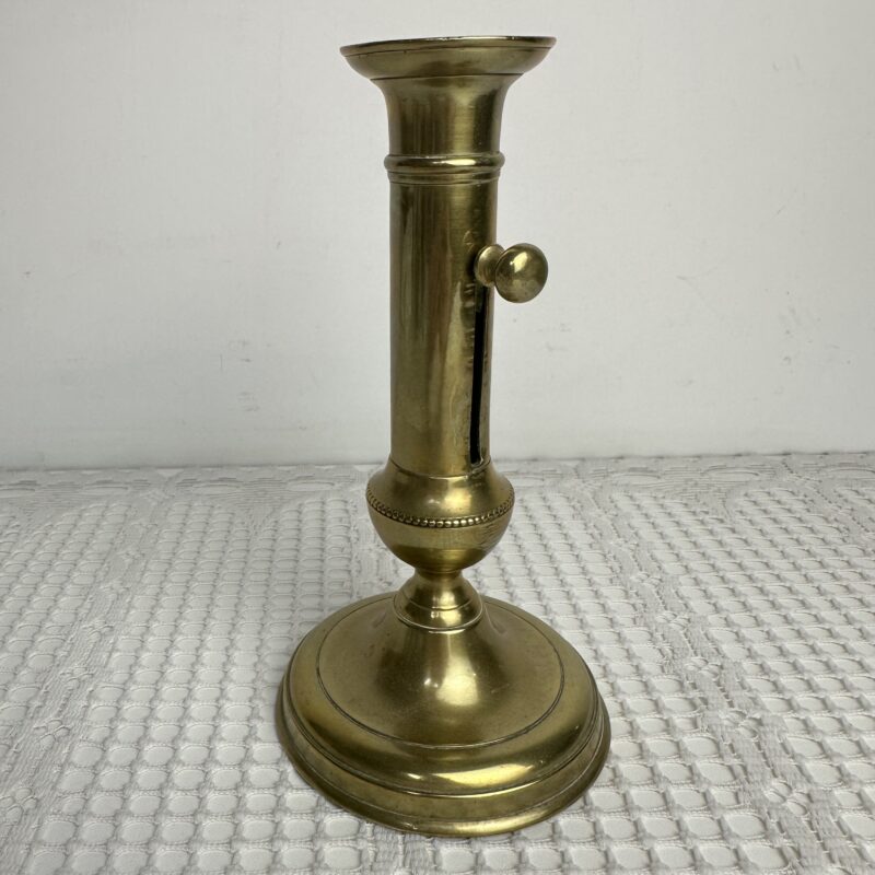 Ancien bougeoir à poussoir laiton