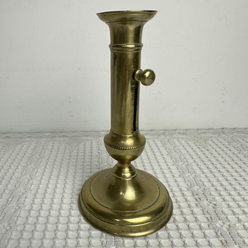 Ancien bougeoir à poussoir laiton