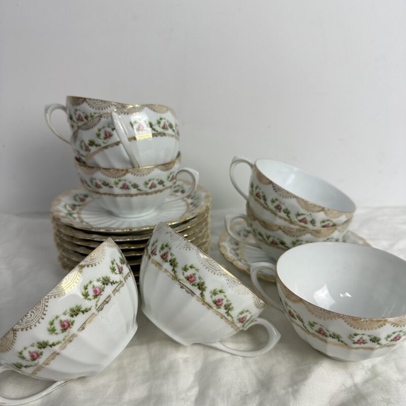 8 tasses porcelaine fleurie A Maire Ferréol Marseille