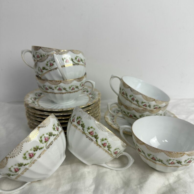 8 tasses porcelaine fleurie A Maire Ferréol Marseille