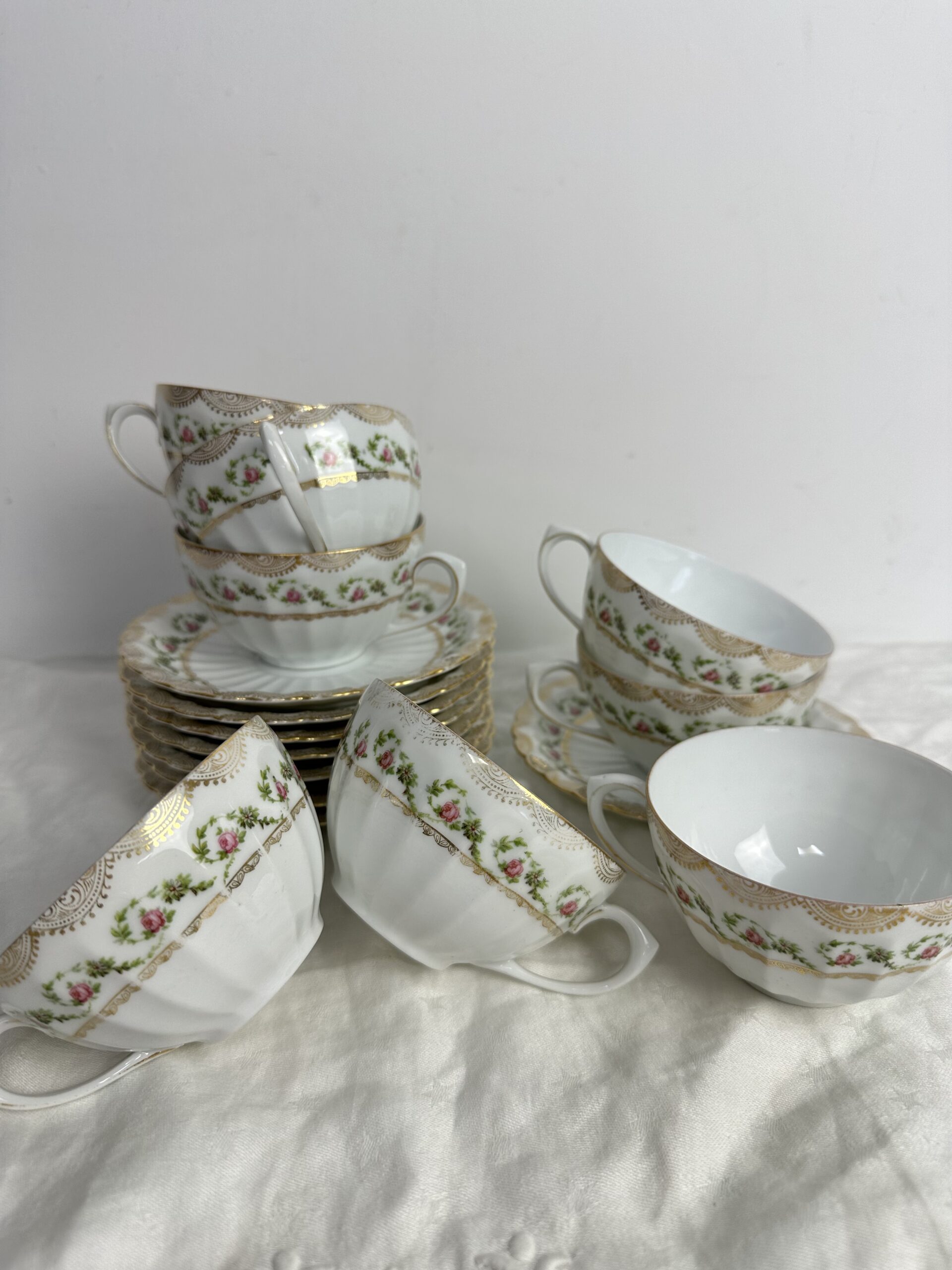 8 tasses porcelaine fleurie A Maire Ferréol Marseille