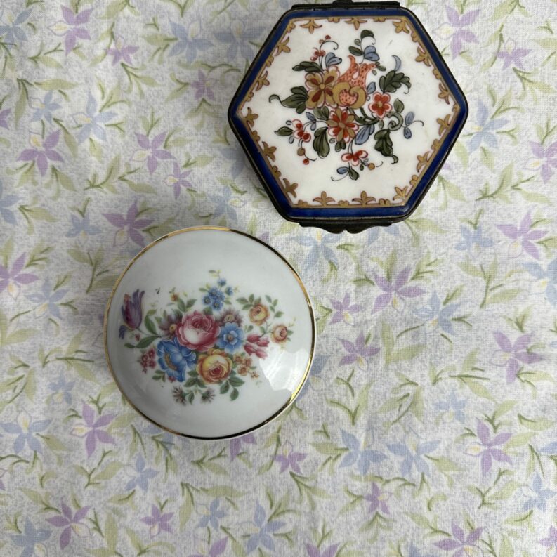 Duo de boites en porcelaines anciennes
