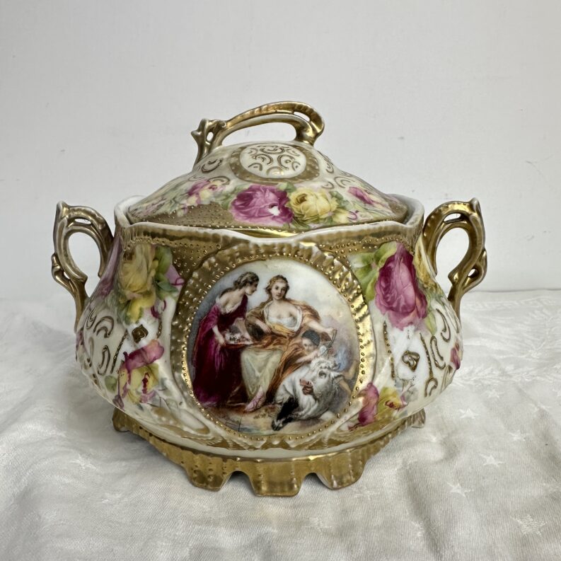 Boite ancienne en porcelaine romantique