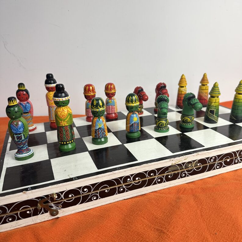 Jeu d’échecs ancien artisanal en bois