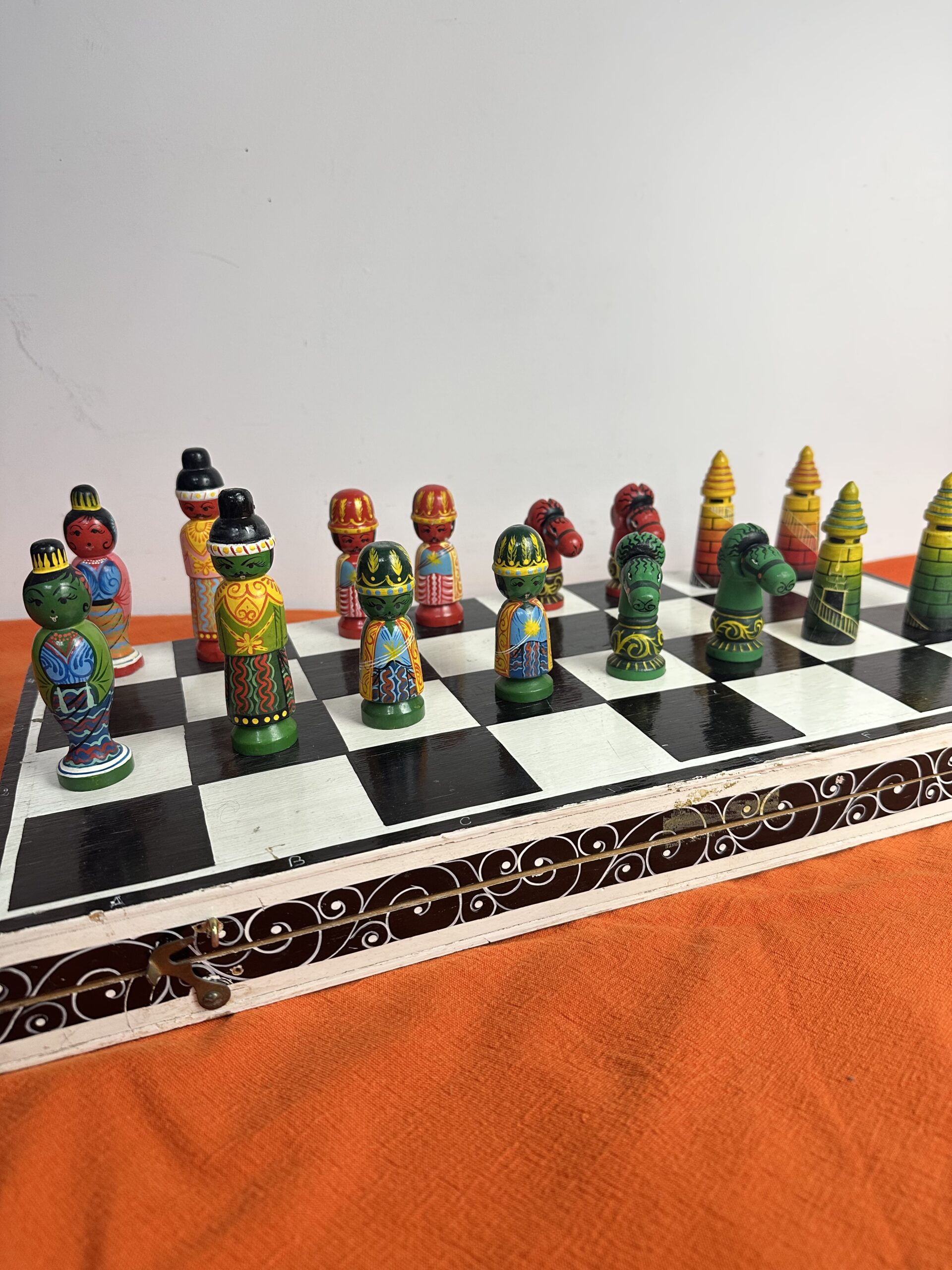 Jeu d’échecs ancien artisanal en bois