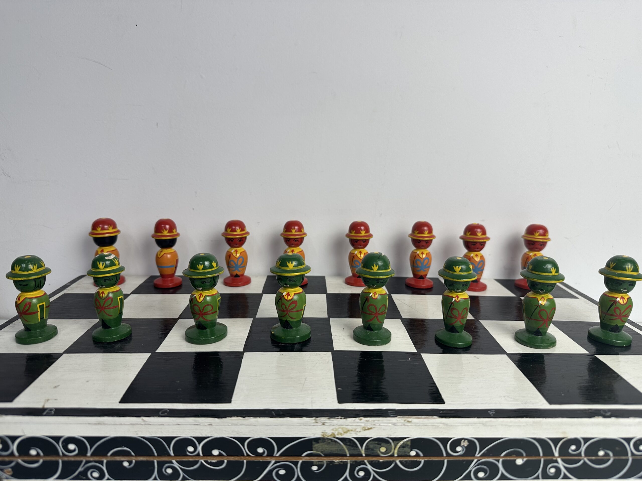 Jeu d’échecs ancien artisanal en bois – Image 2