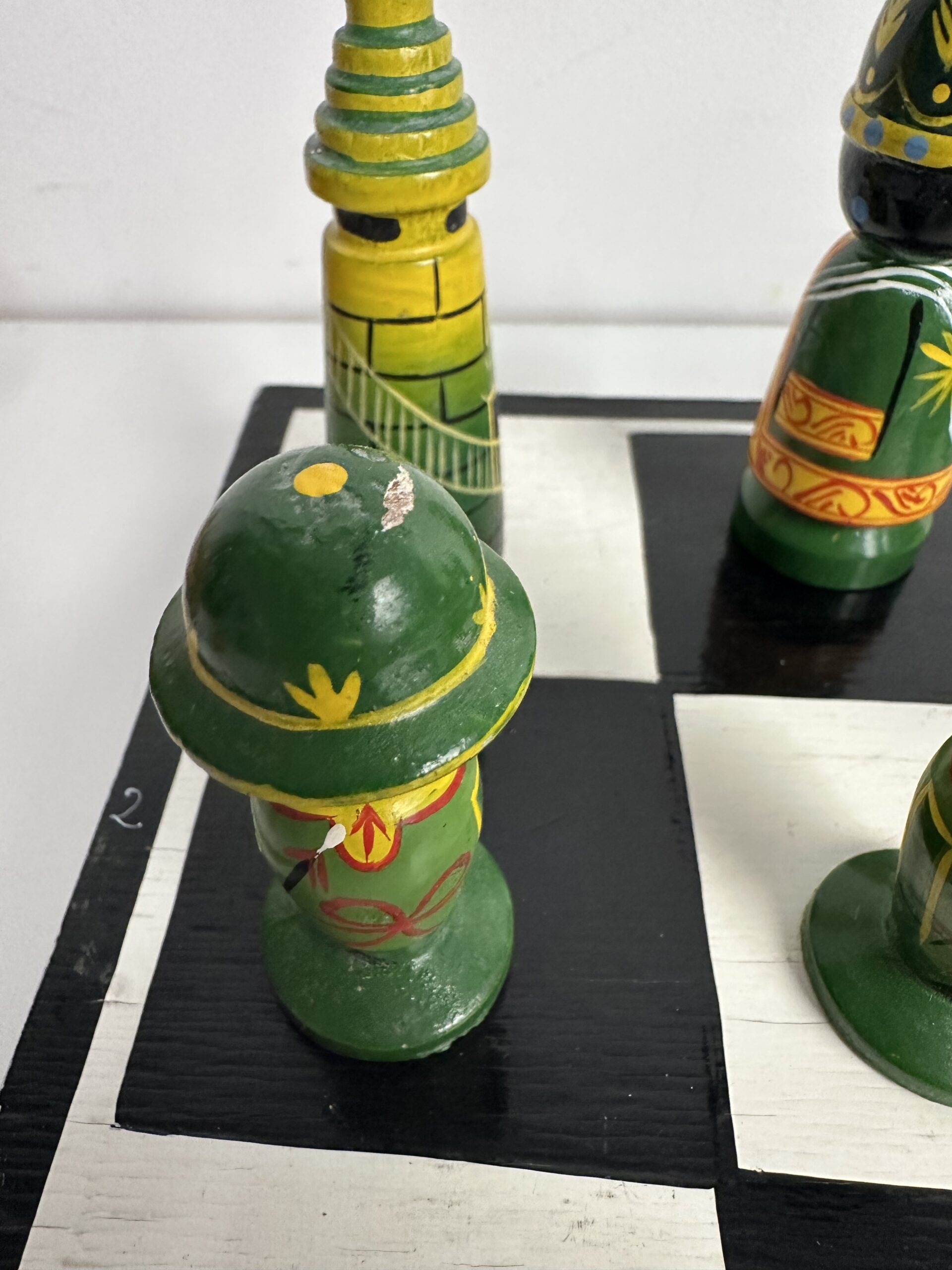 Jeu d’échecs ancien artisanal en bois – Image 9