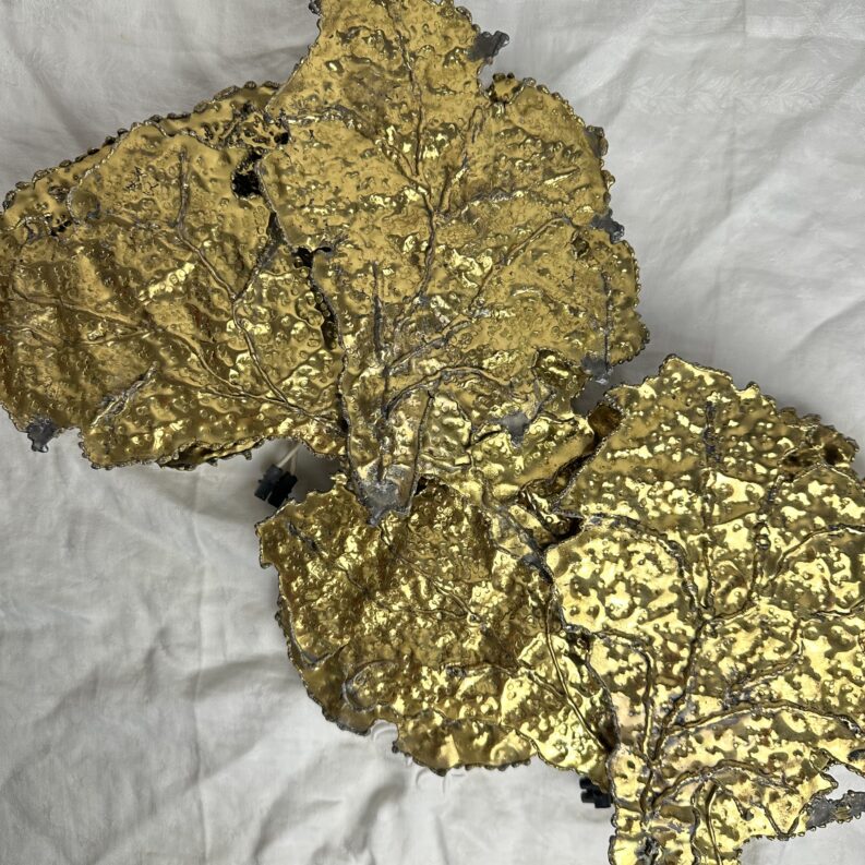 Duo d’appliques murales en forme de feuilles dorées