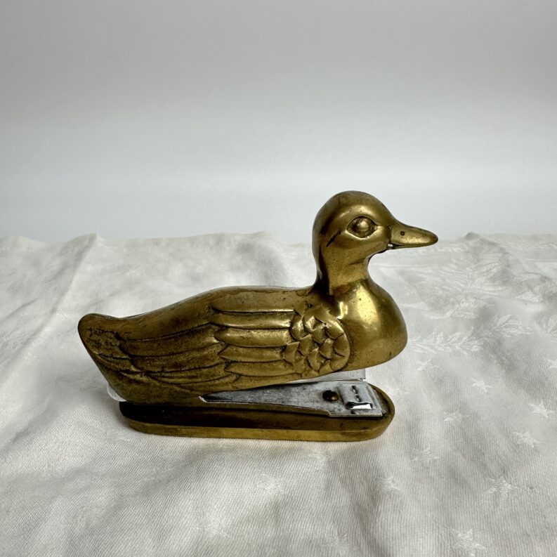 Agrafeuse vintage en laiton canard