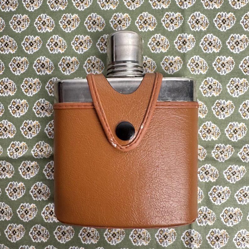 Flasque vintage en métal avec étui en cuir