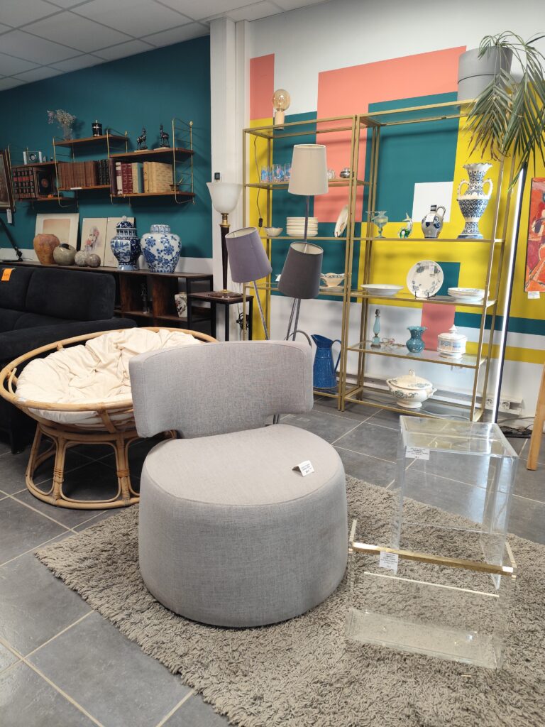 Mobilier et décoration seconde main disponibles en ressourcerie , meubles dont on ne veut plus