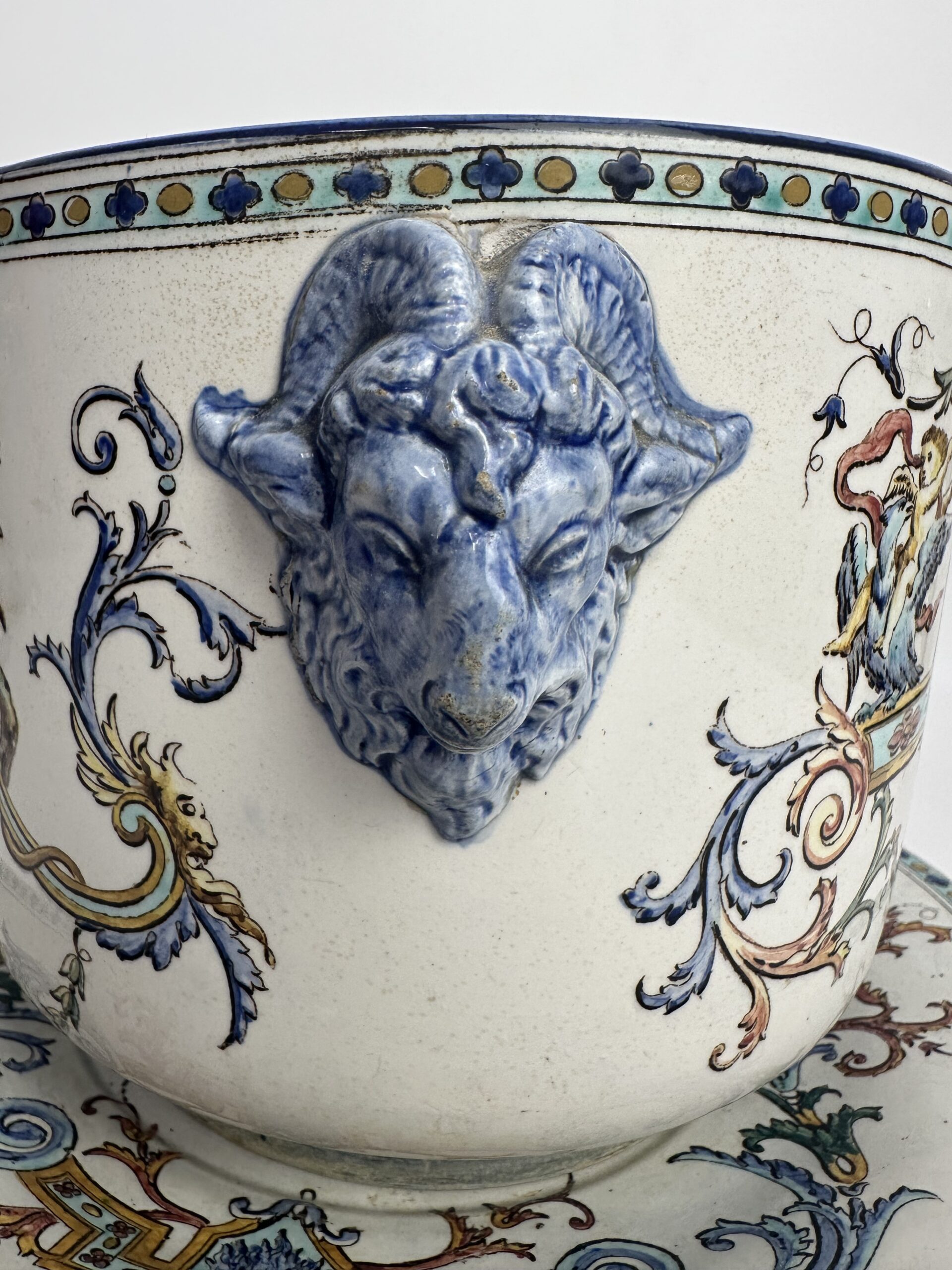 Cache pot ancien Gien en faïence Style Renaissance – Image 4