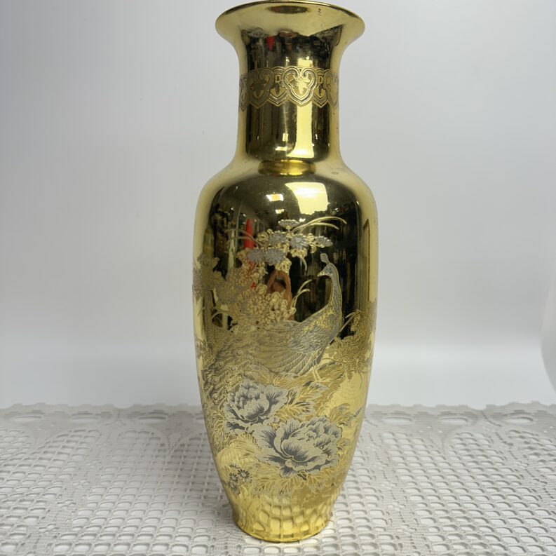 Vase japonais doré à décor de paon et fleurs