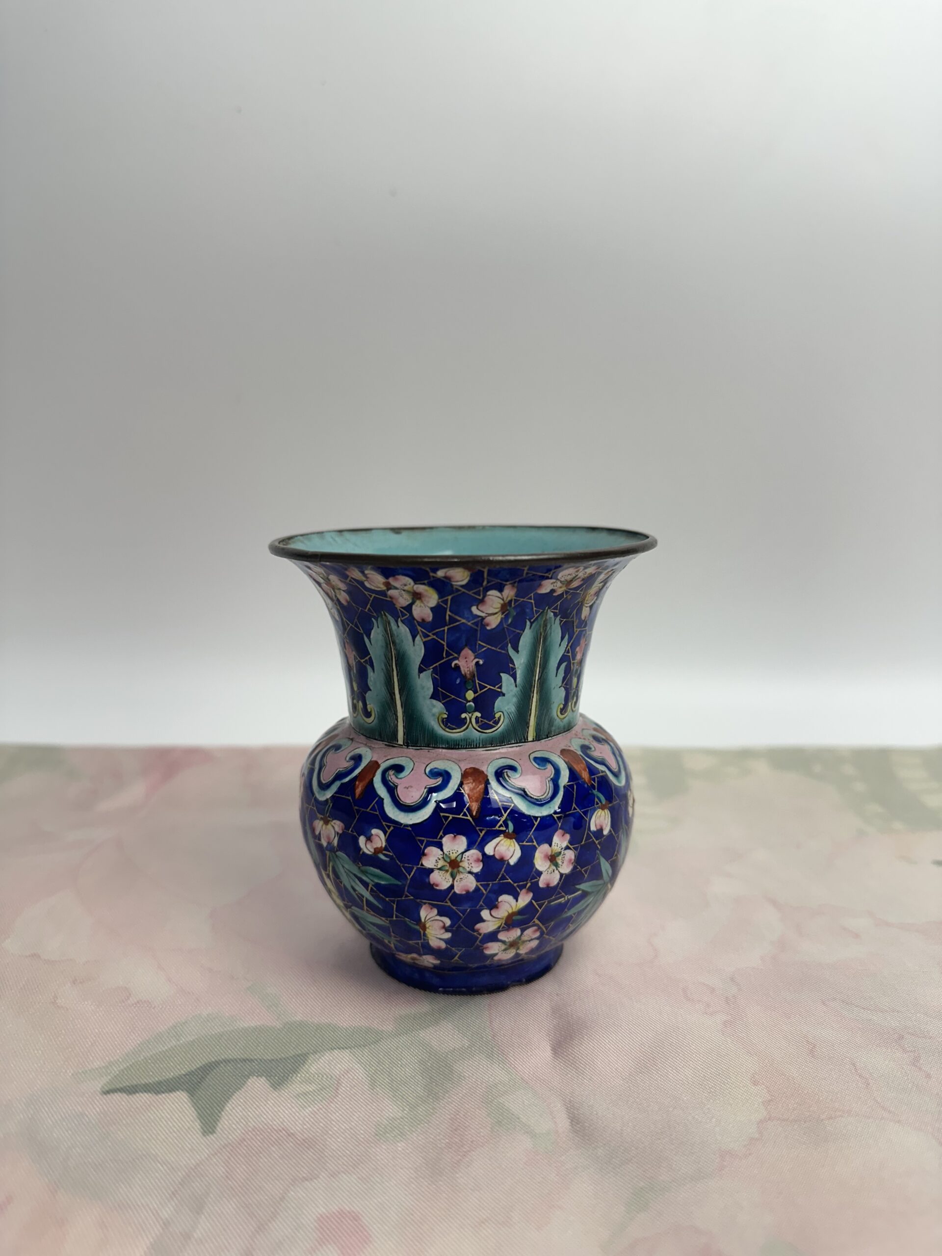 Petit vase chinois en émail cloisonné