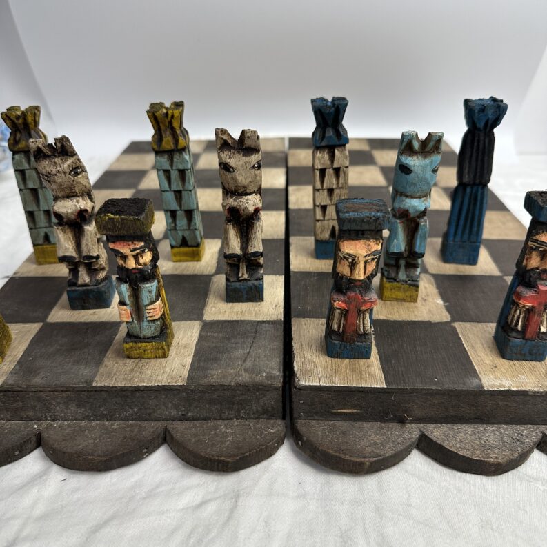 Ancien jeu d’échecs en bois fait main