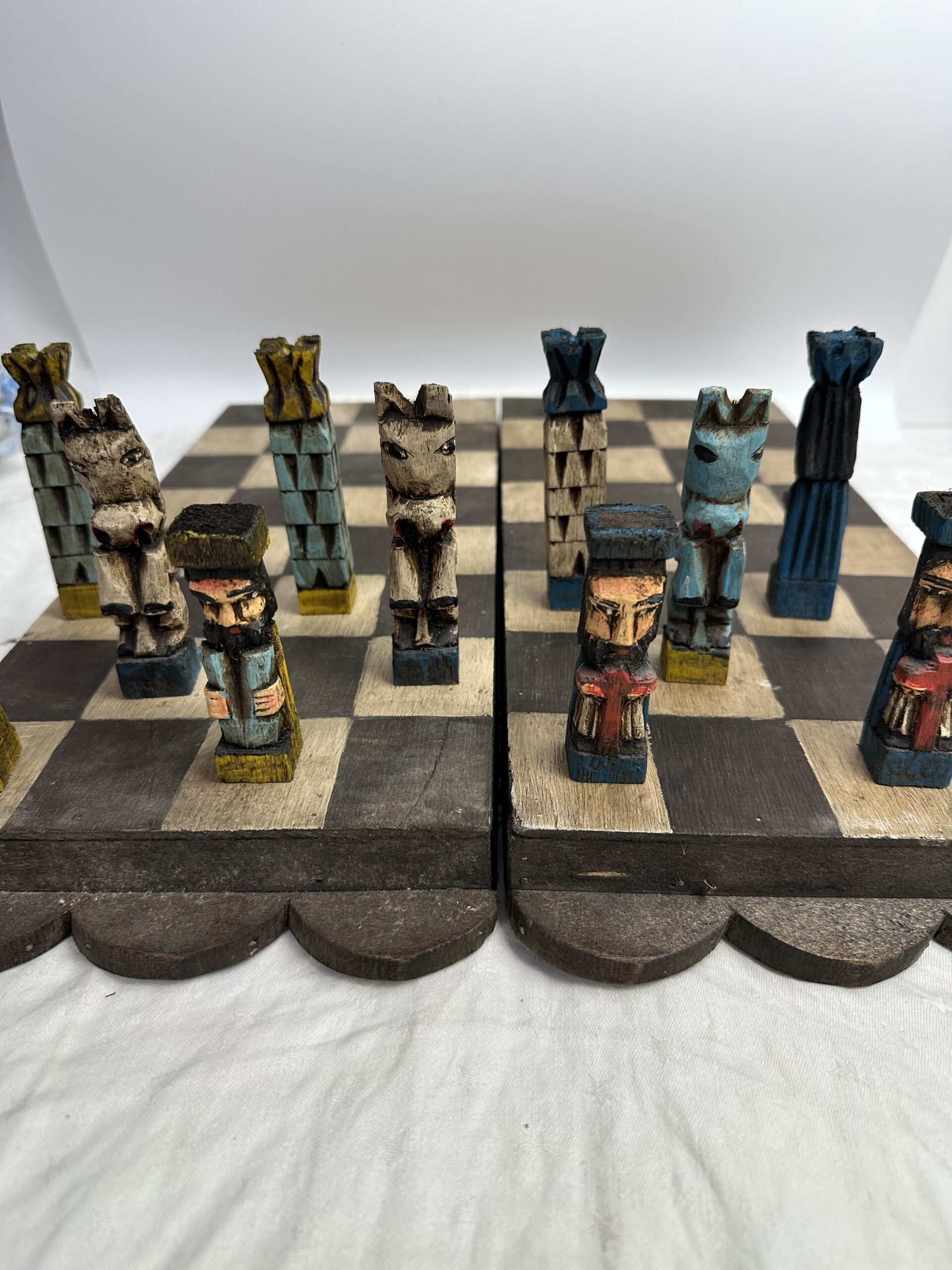 Ancien jeu d’échecs en bois fait main