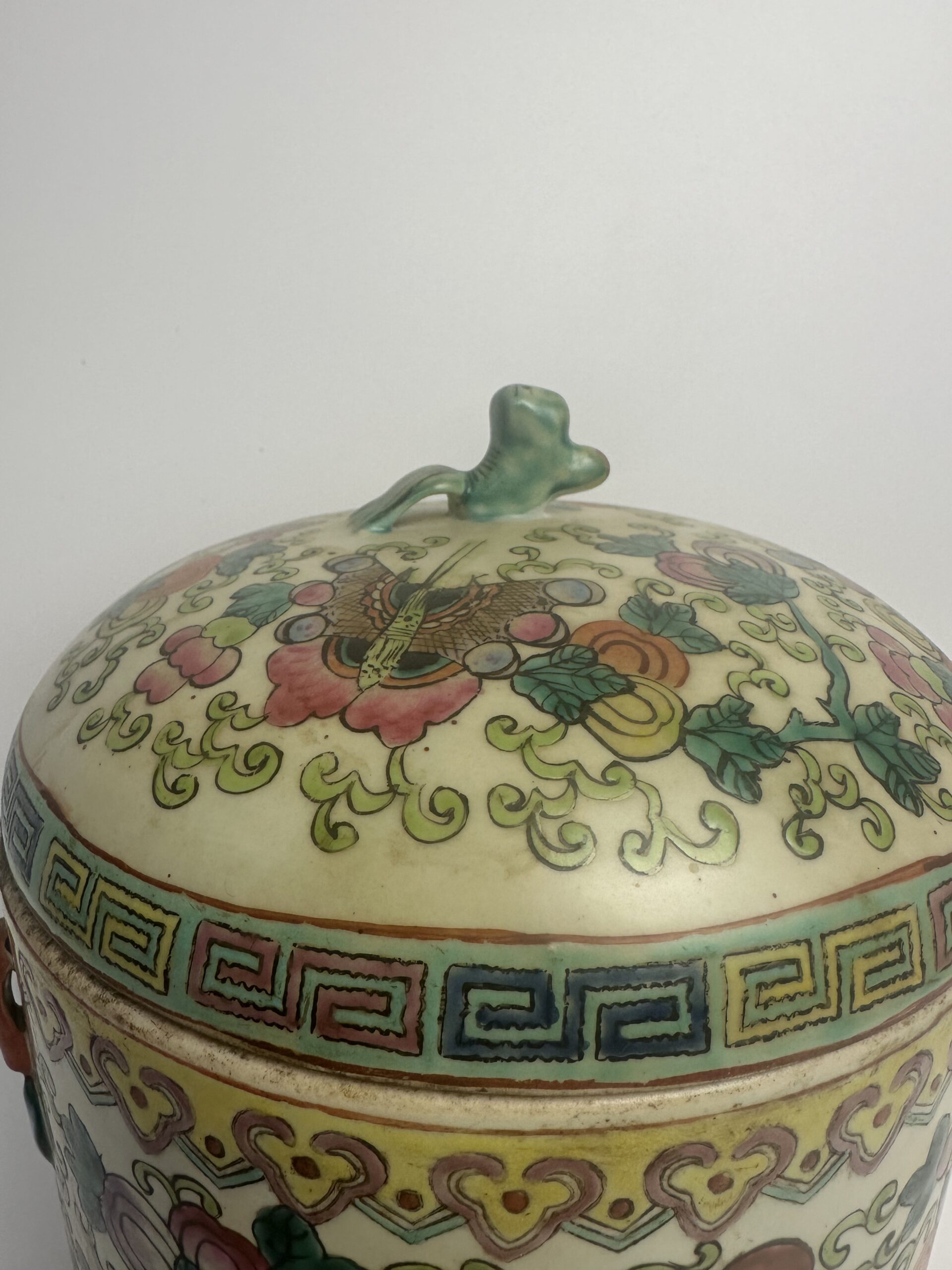 Pot chinois ancien à couvercle polychrome – Image 3