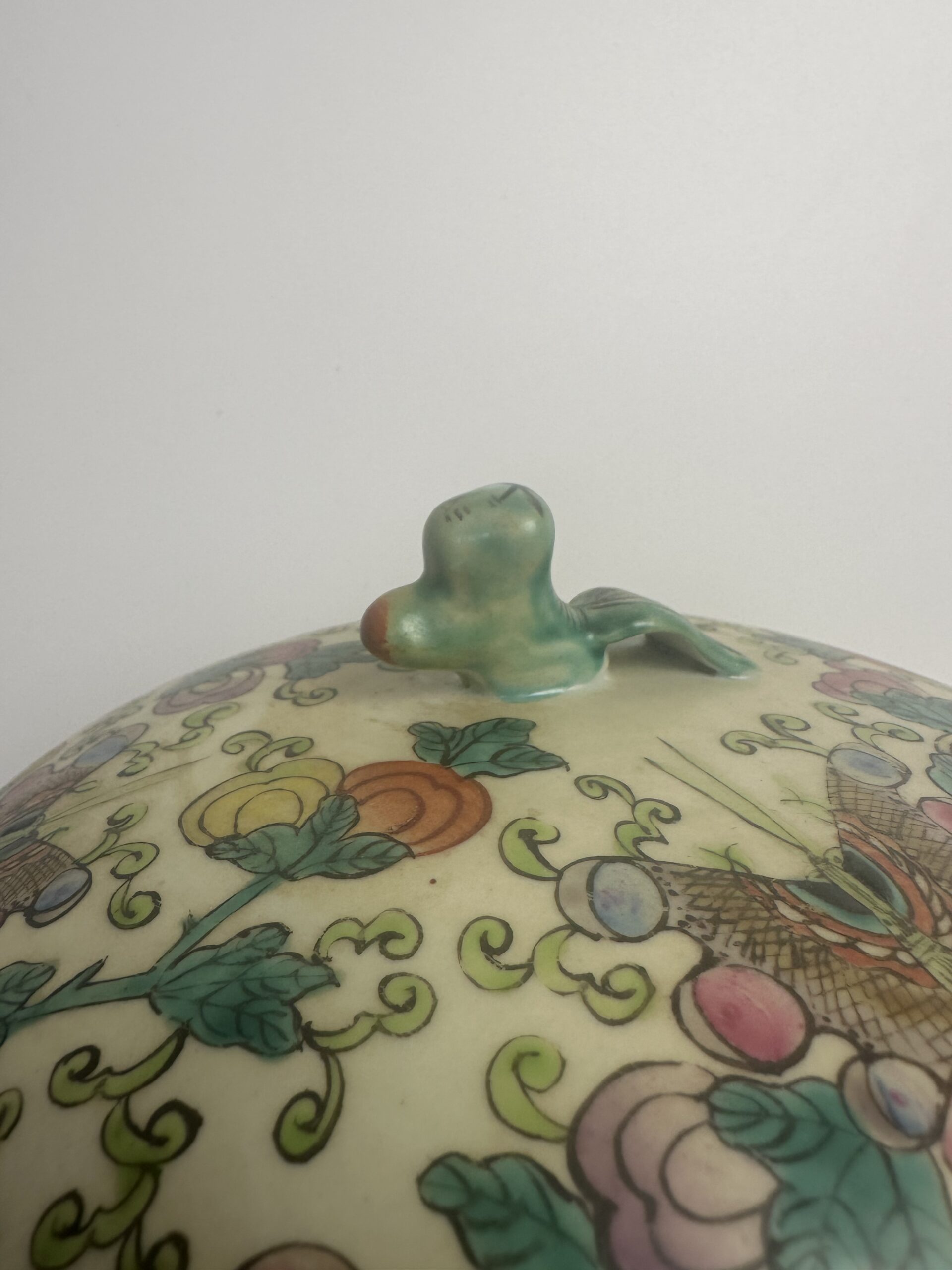 Pot chinois ancien à couvercle polychrome – Image 10
