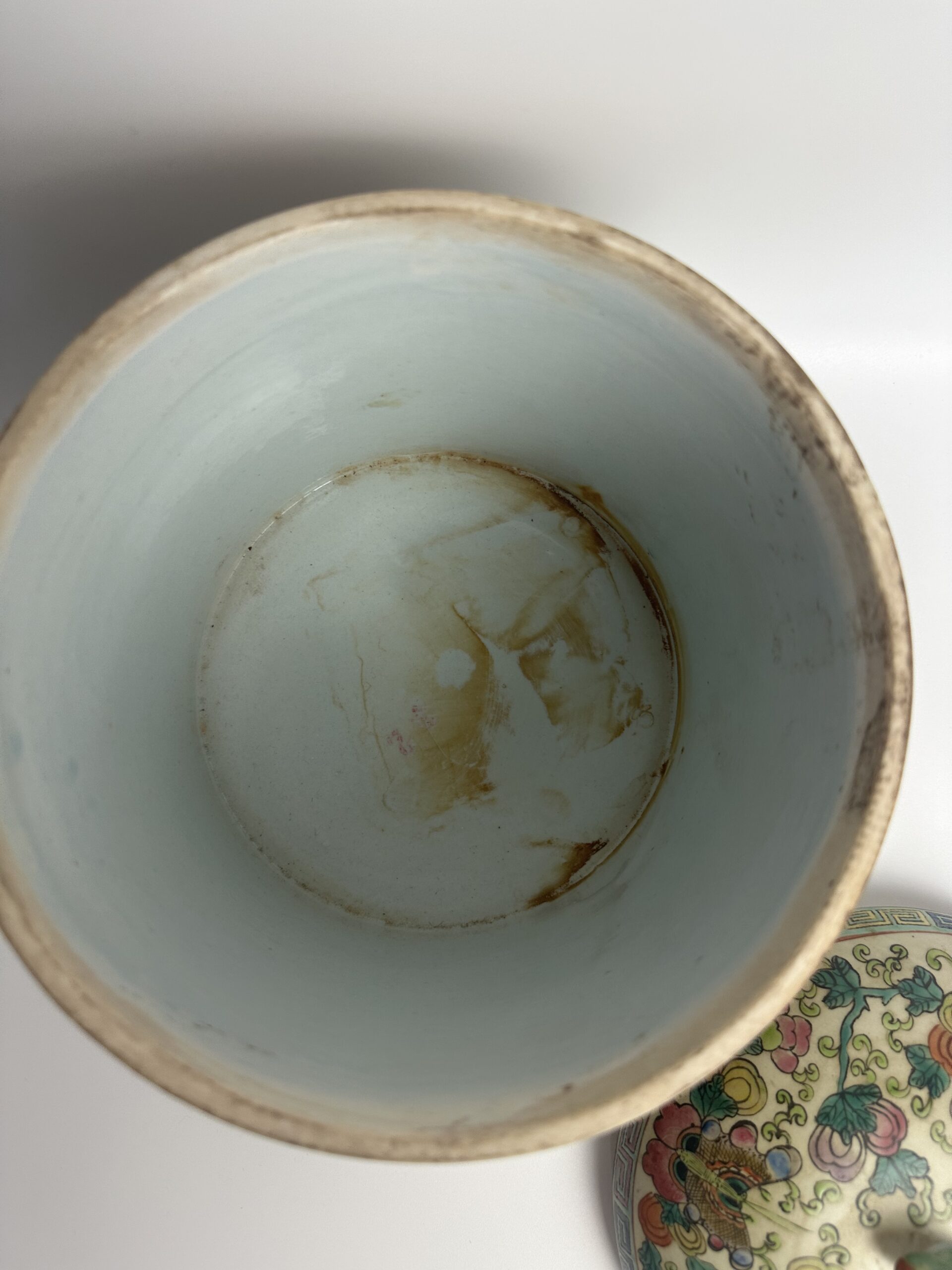 Pot chinois ancien à couvercle polychrome – Image 11