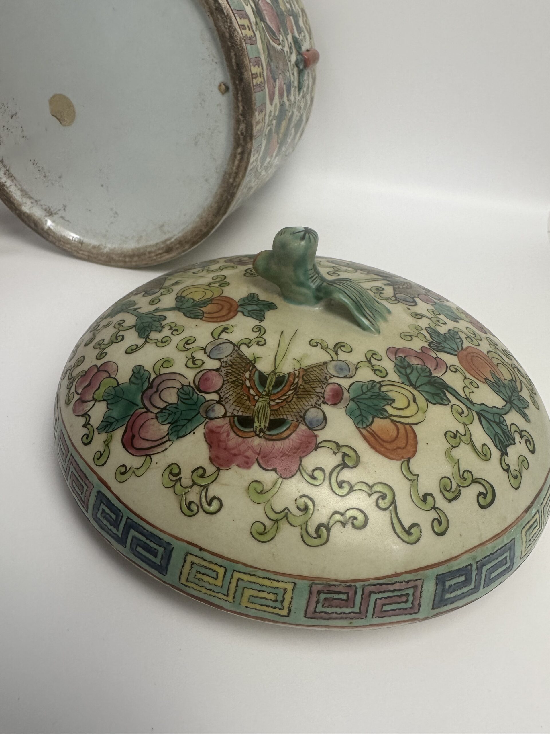 Pot chinois ancien à couvercle polychrome – Image 18