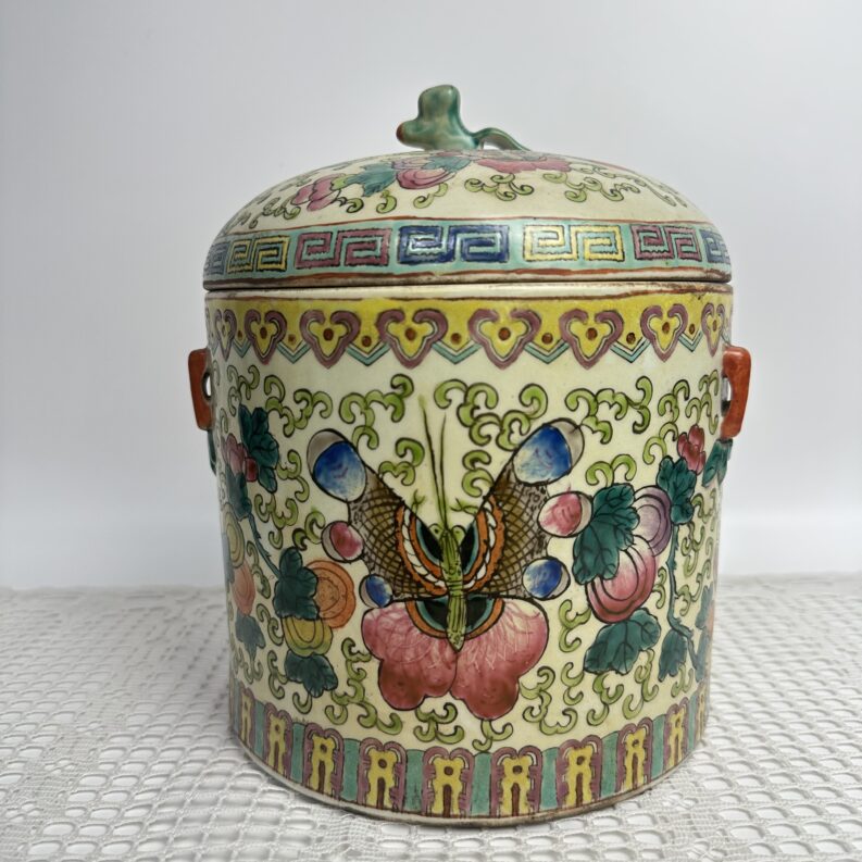 Pot chinois ancien à couvercle polychrome