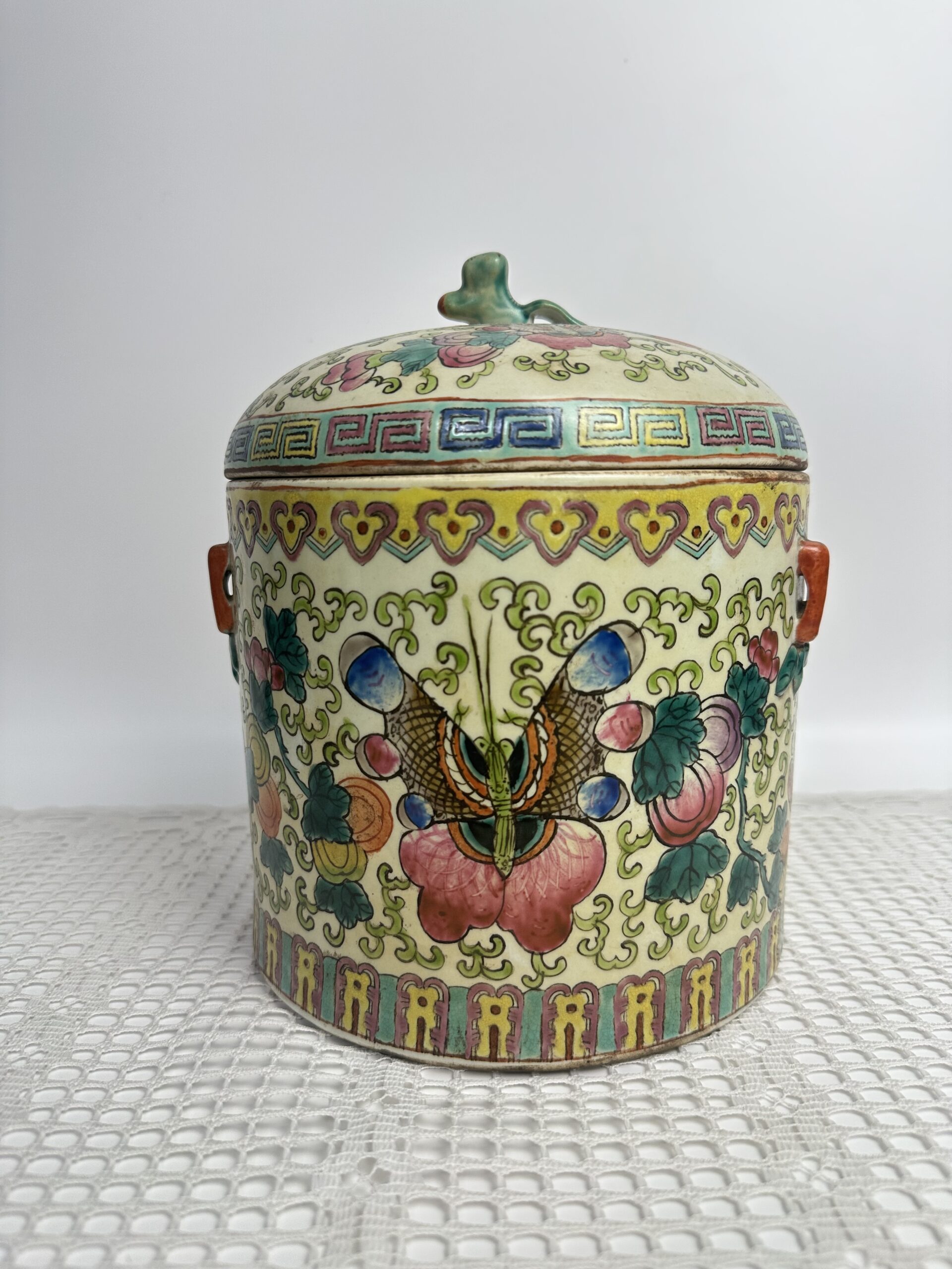Pot chinois ancien à couvercle polychrome