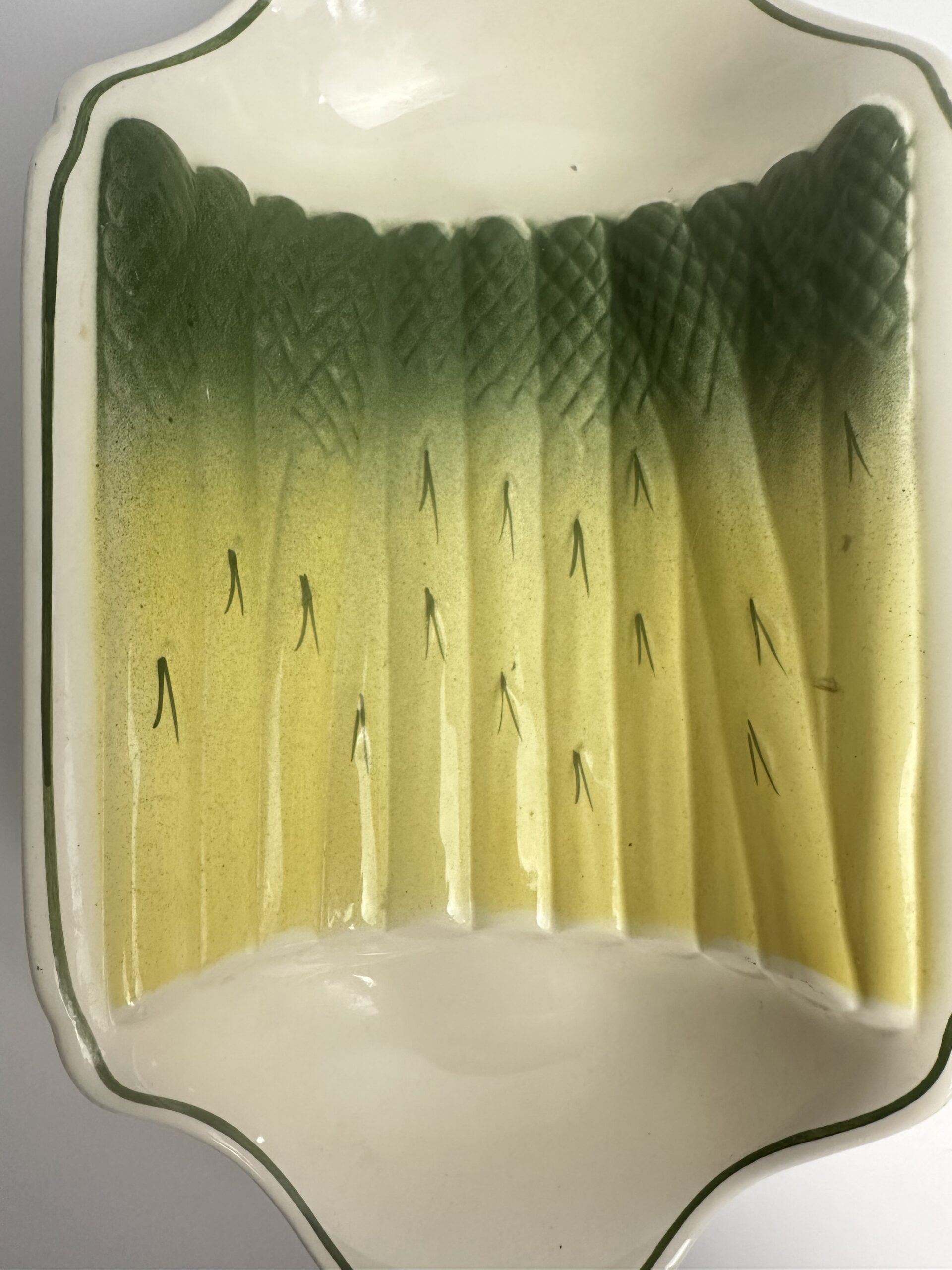 Plat à asperges Salins-les-Bains en barbotine – Image 3