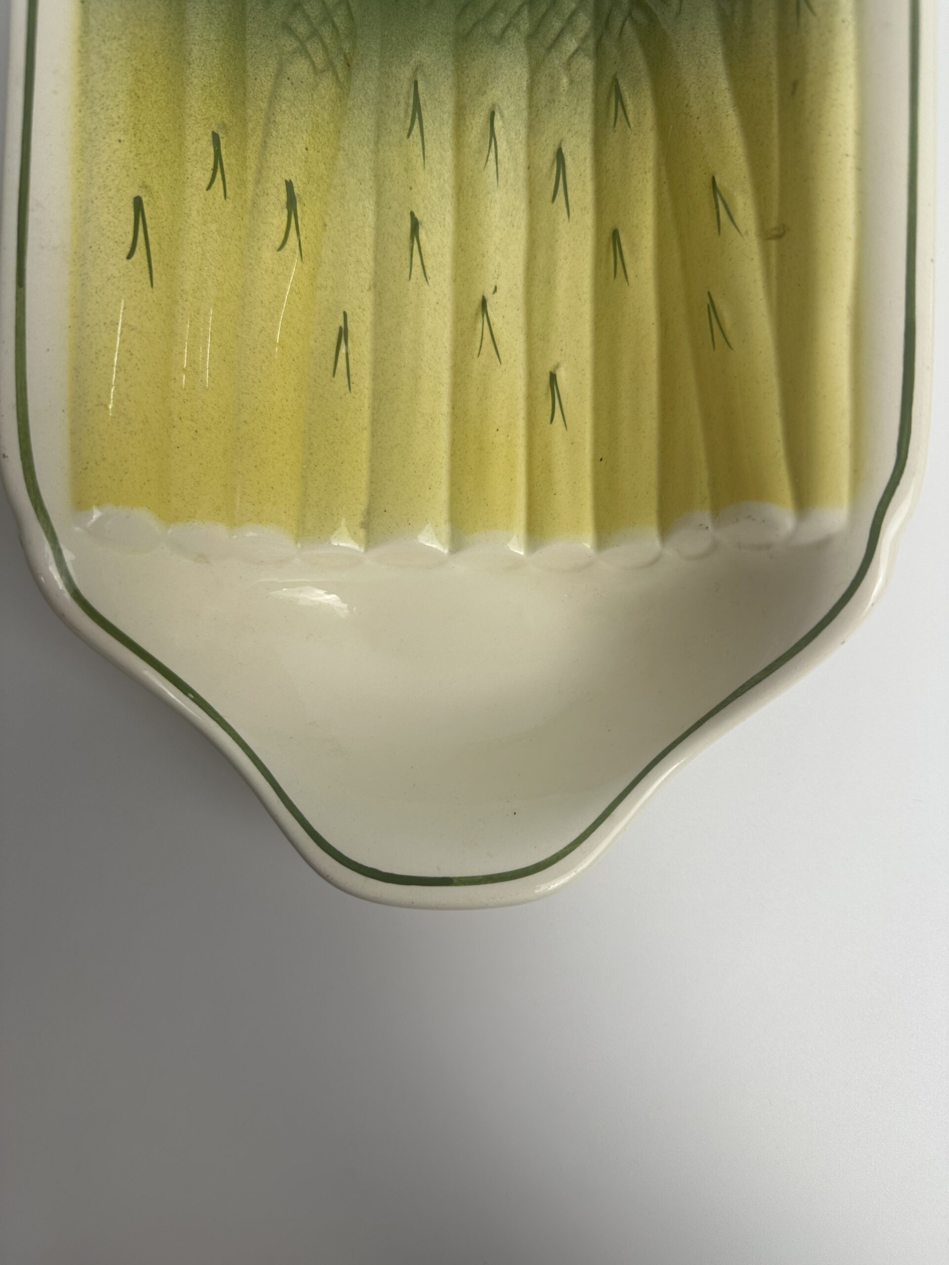 Plat à asperges Salins-les-Bains en barbotine – Image 5