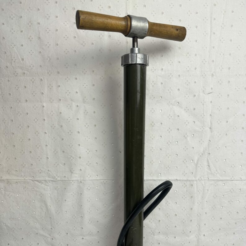 Ancienne pompe à air de l'Armée française