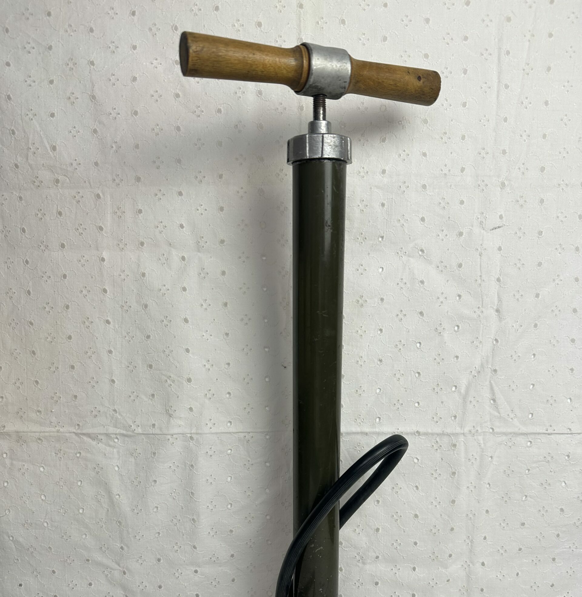 Ancienne pompe à air de l'Armée française