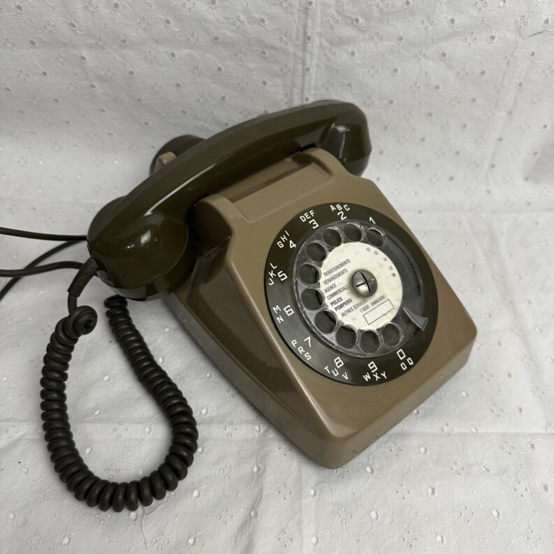 Ancien téléphone à cadran Socotel S63