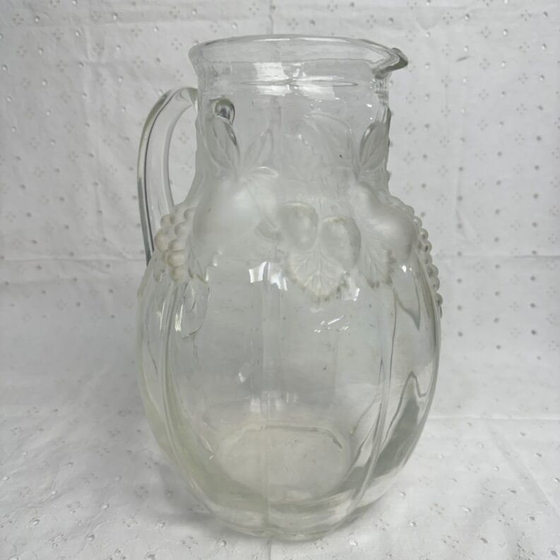 Carafe vintage en verre moulé à décor de fruits en relief