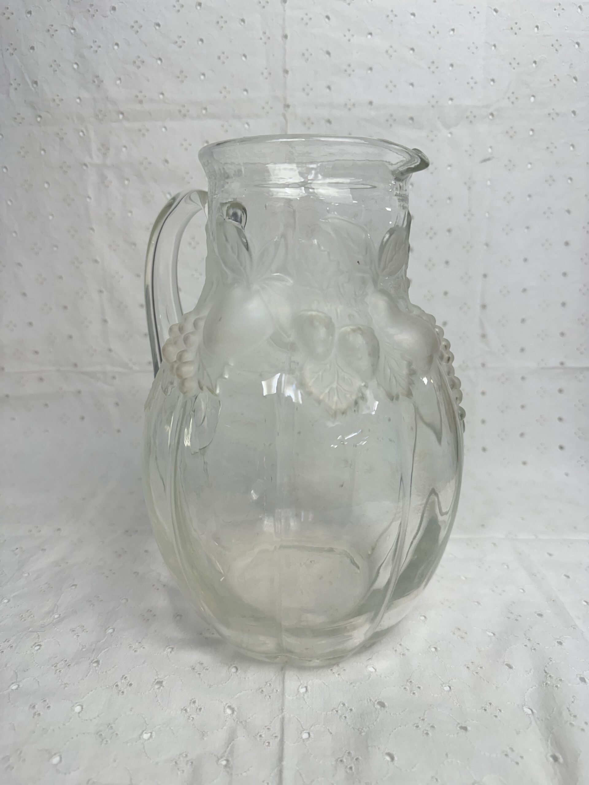 Carafe vintage en verre moulé à décor de fruits en relief