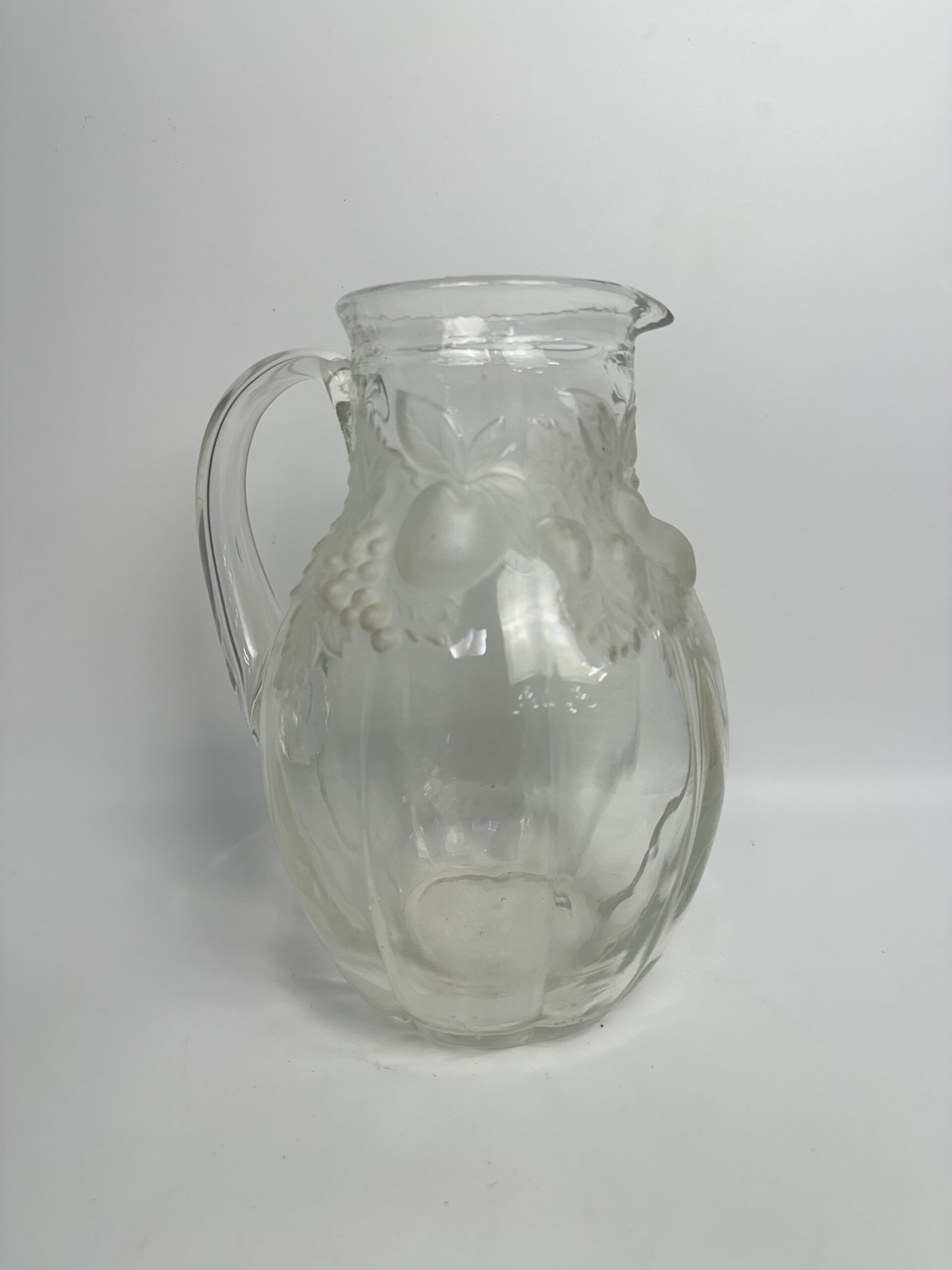 Carafe vintage en verre moulé à décor de fruits en relief – Image 2