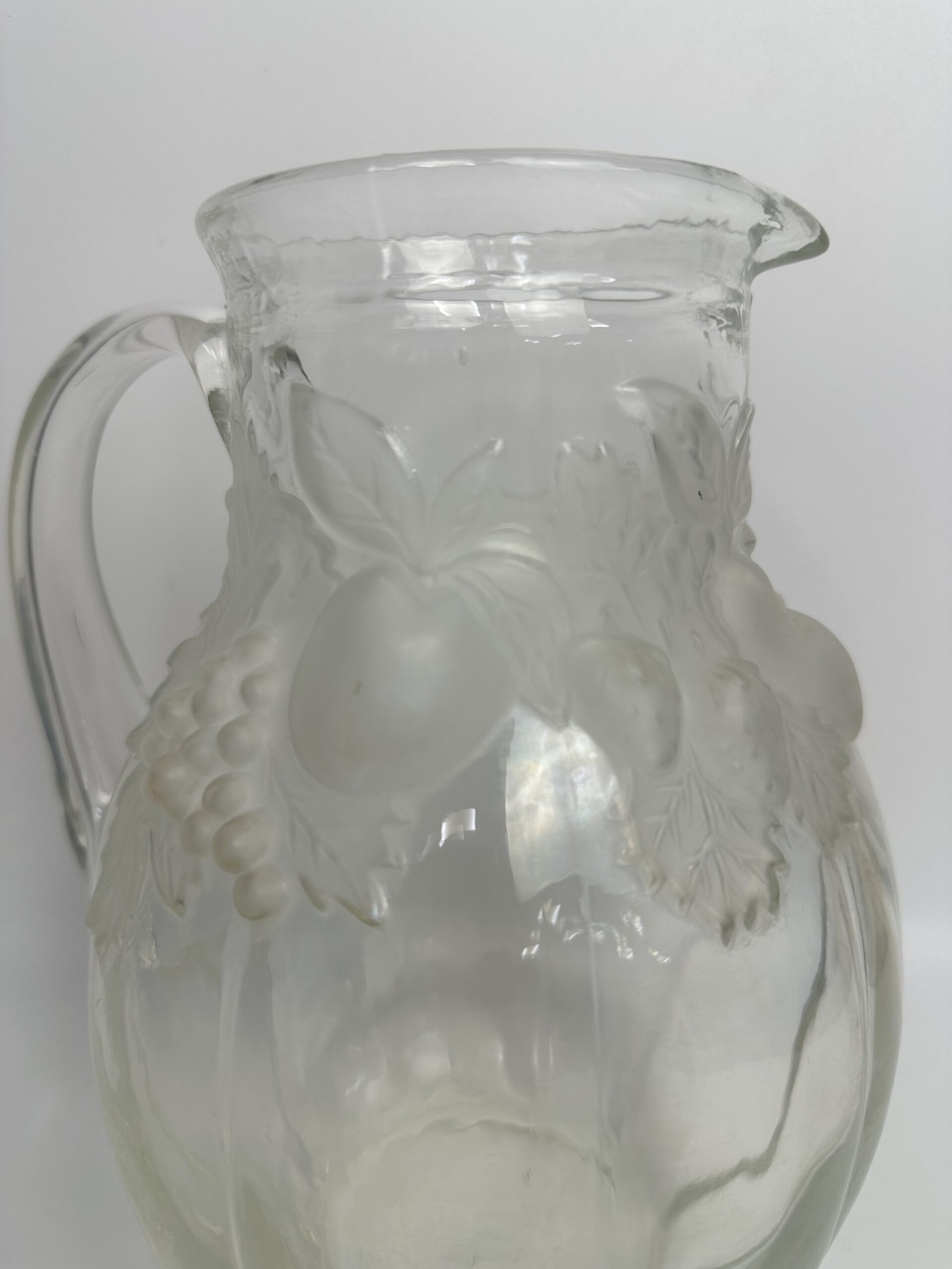 Carafe vintage en verre moulé à décor de fruits en relief – Image 3