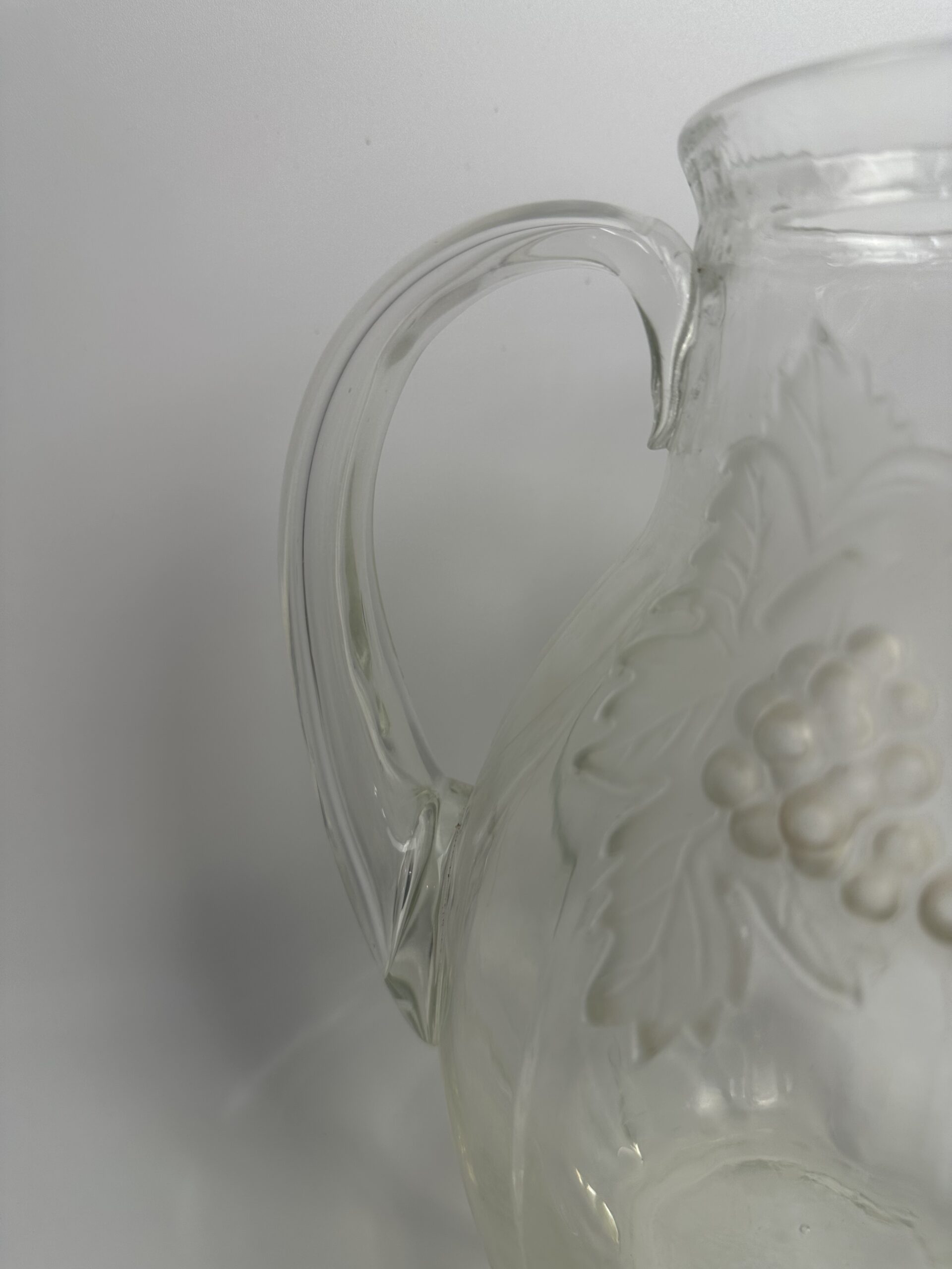 Carafe vintage en verre moulé à décor de fruits en relief – Image 4