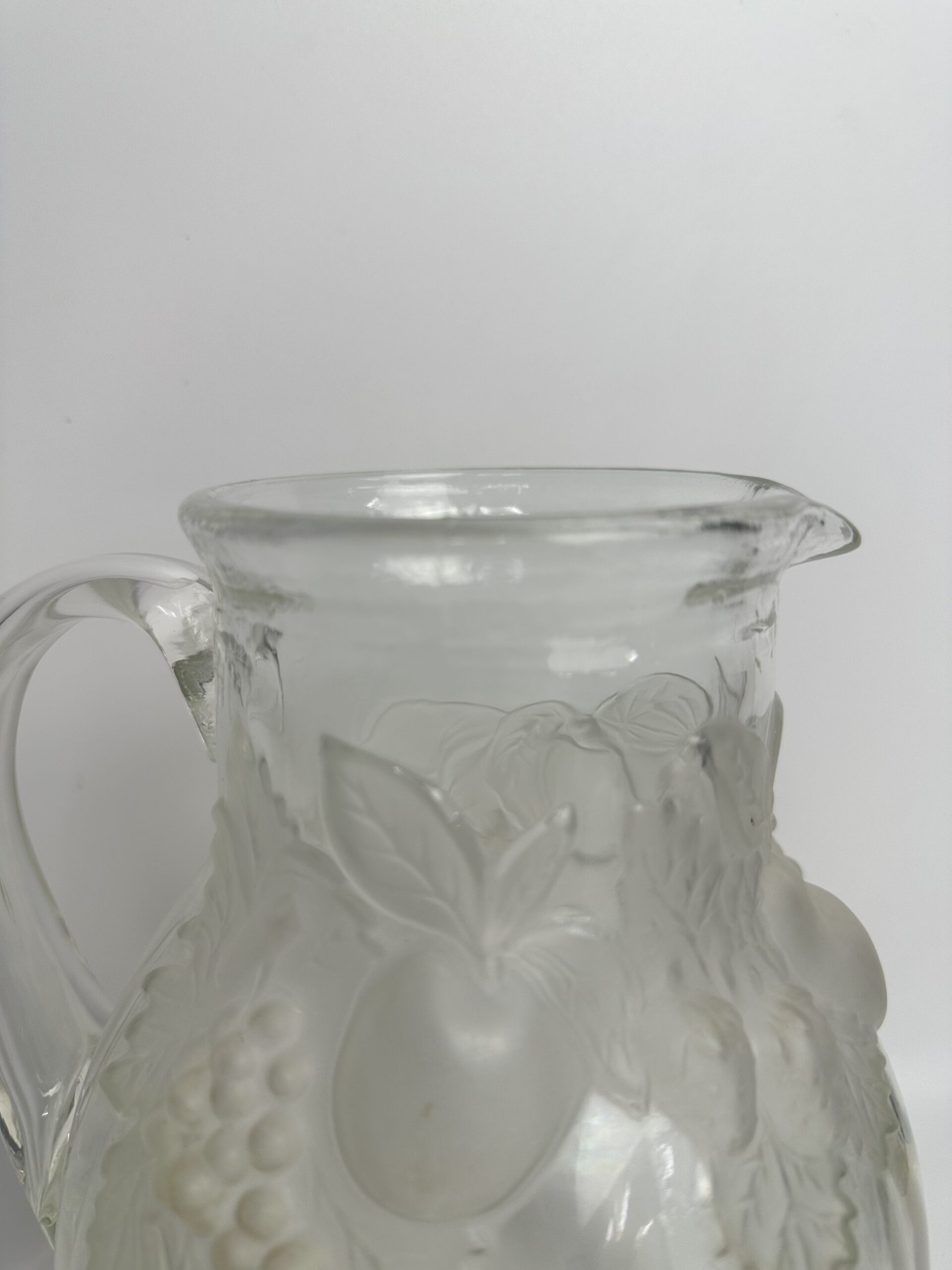 Carafe vintage en verre moulé à décor de fruits en relief – Image 5