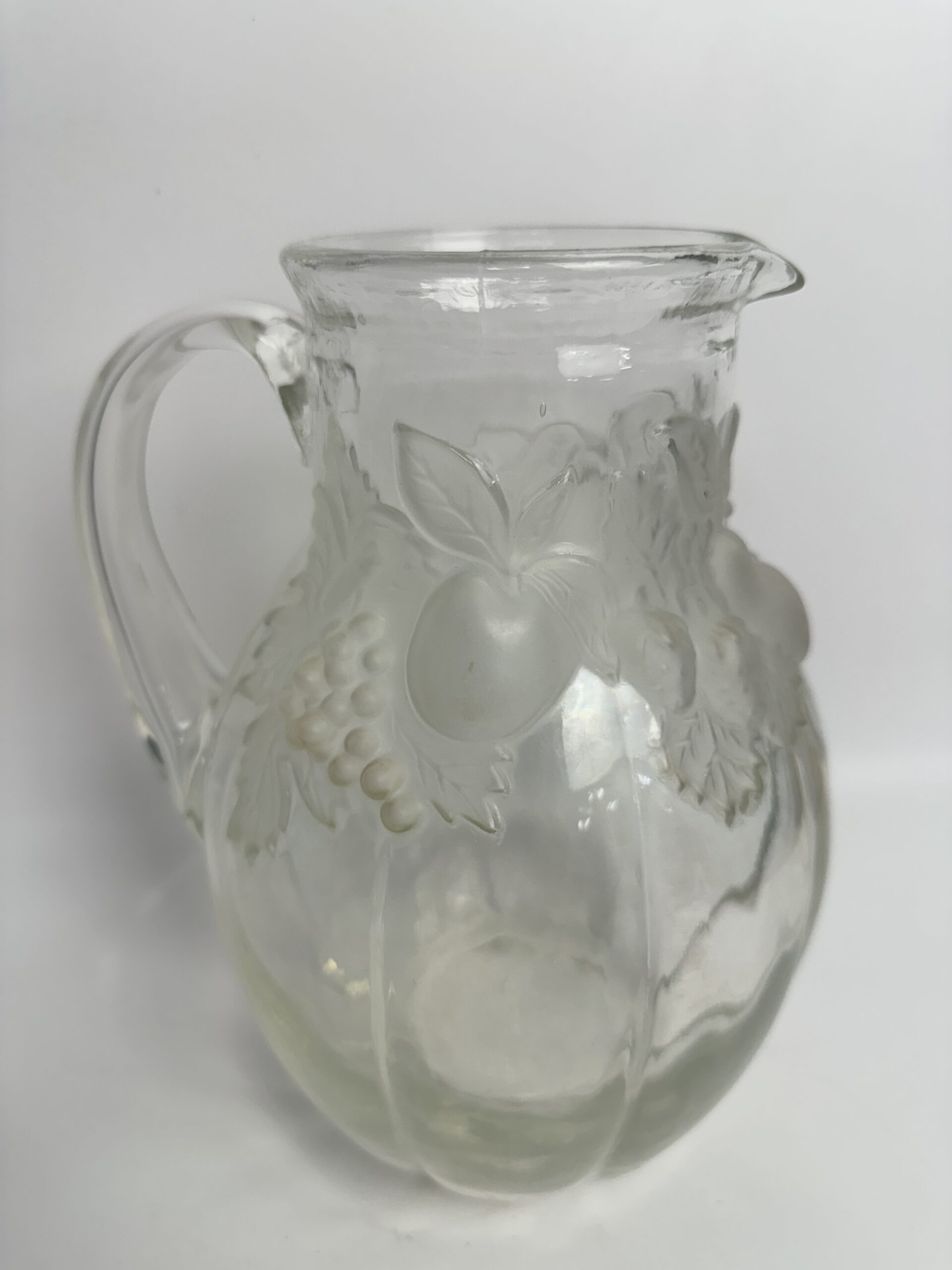 Carafe vintage en verre moulé à décor de fruits en relief – Image 6