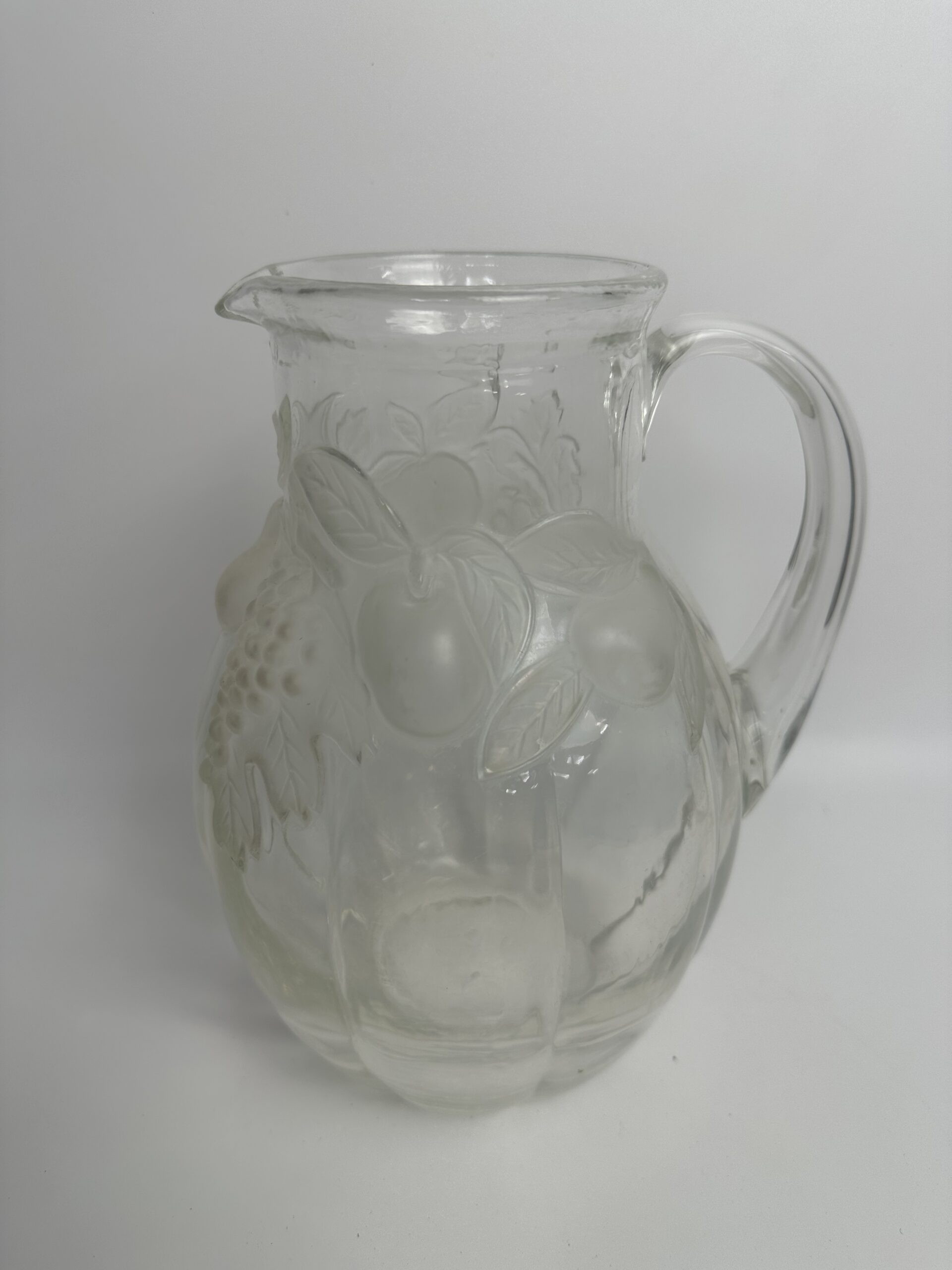 Carafe vintage en verre moulé à décor de fruits en relief – Image 8