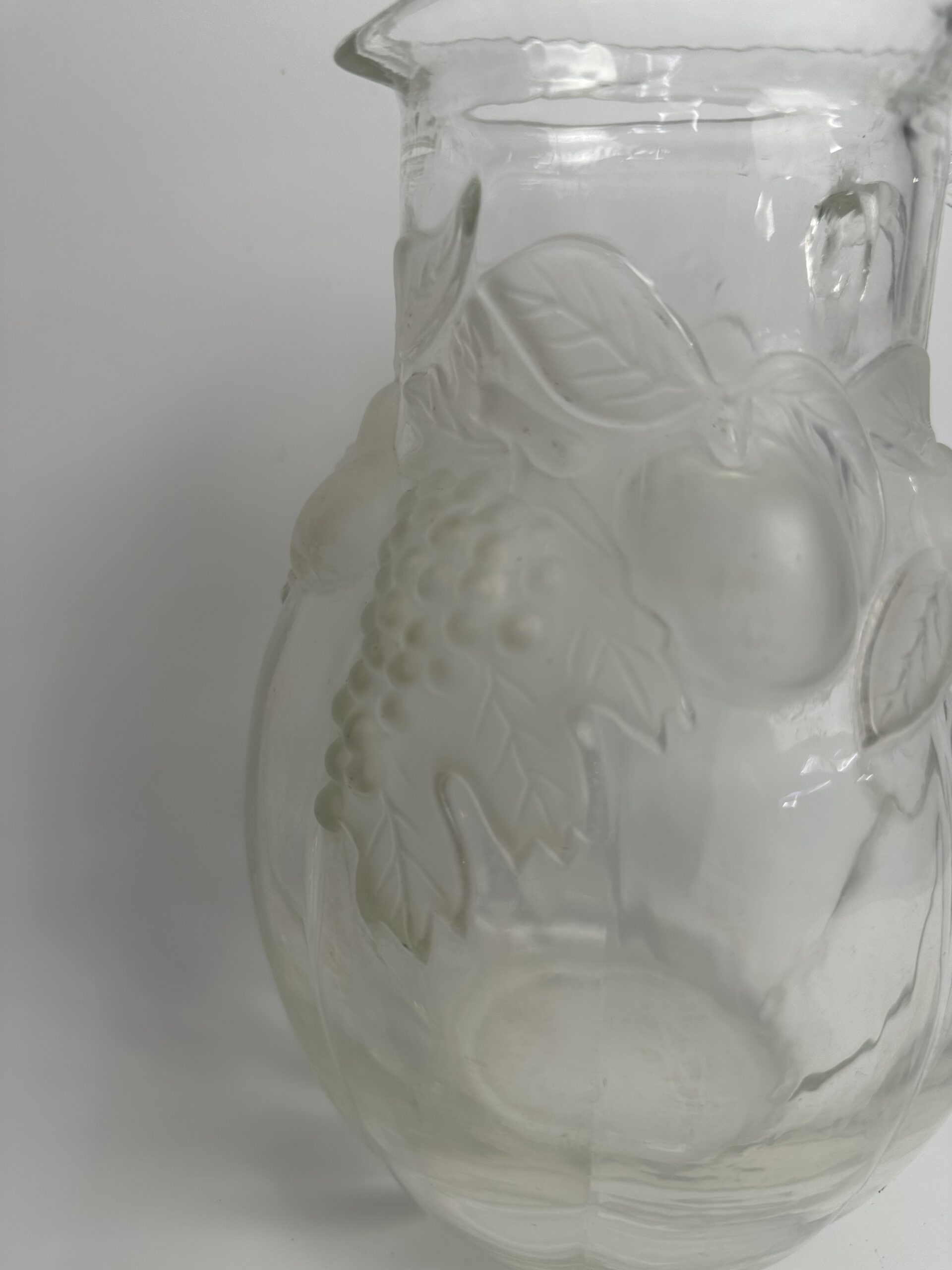 Carafe vintage en verre moulé à décor de fruits en relief – Image 9